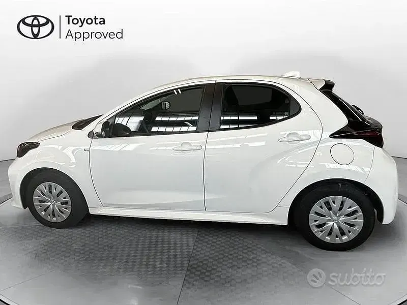 Second-hand Toyota Yaris Hybrid Active 115 CP (84 kW) 2022 Alb Berlinǎ
