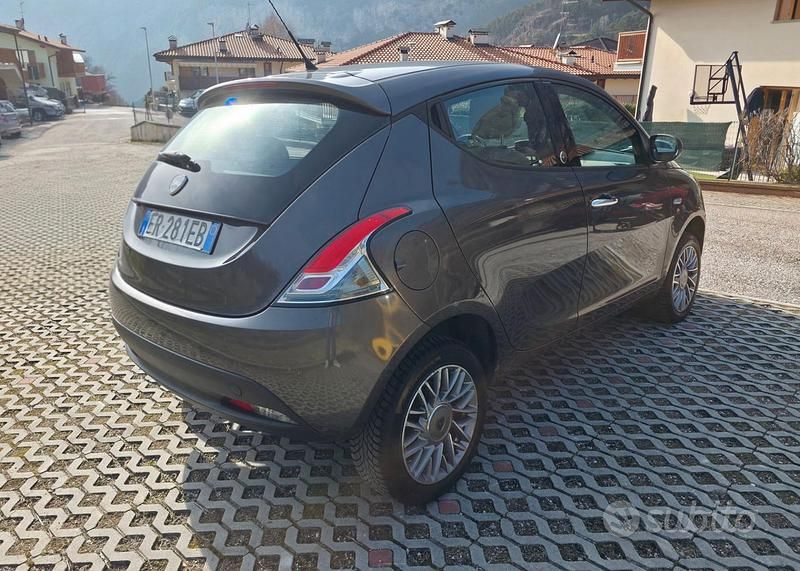 Usata Lancia Ypsilon Gold 86 CV (63 kW) 2013 Grigio Utilitaria
