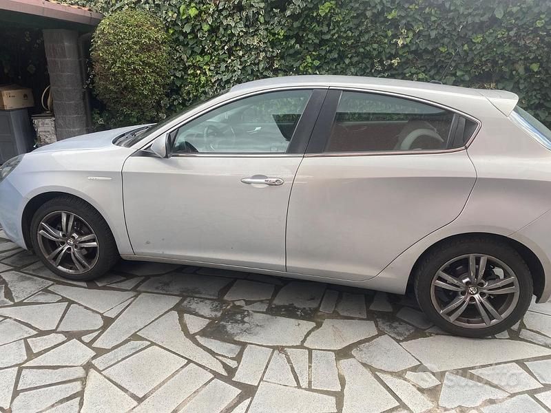 Usata Alfa Romeo Giulietta Distinctive 120 CV (88 kW) 2016 Grigio Utilitaria