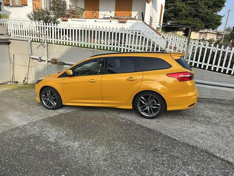 Usata Ford Focus ST 185 CV (136 kW) 2017 Giallo Station wagon