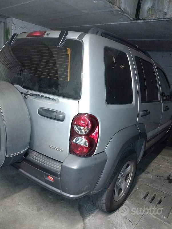 Usata Jeep Cherokee 163 CV (119 kW) 2007 Grigio SUV