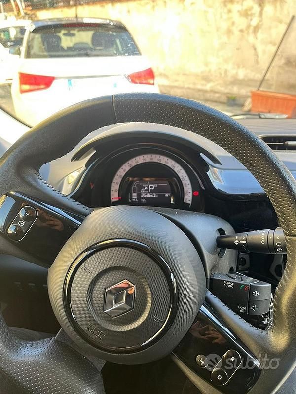 Usata Renault Twingo Urban Night 30 kW (42 CV) 2022 Nero Utilitaria