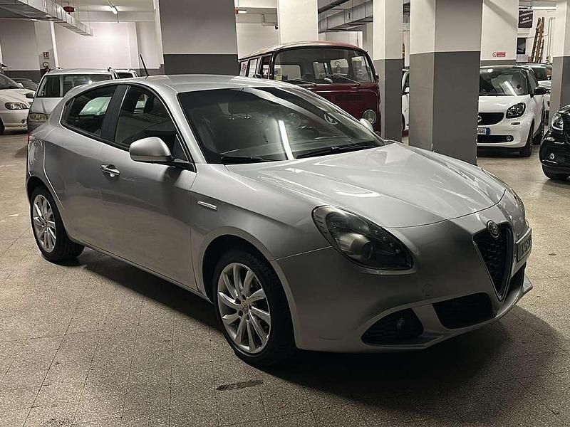 Usata Alfa Romeo Giulietta Distinctive 105 CV (77 kW) 2011 Argento Berlina
