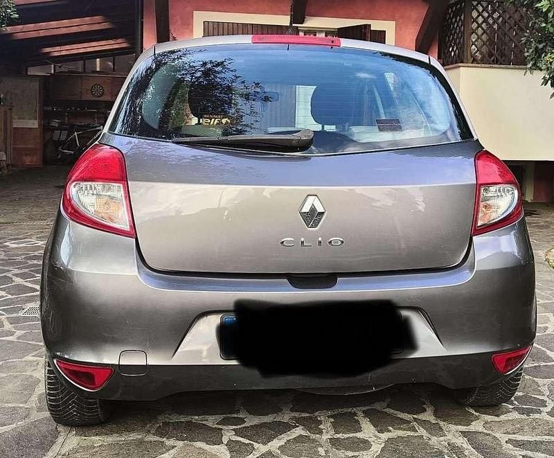 Usata 2011 Renault Clio II Dynamique Berlina | 3000 € (Buon prezzo) - Immagine 1/4