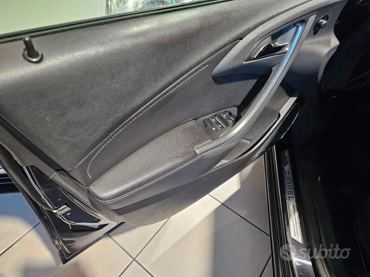 Używany Opel Astra Cosmo 140 KM (102 kW) 2011 Czarny Sedan/Limuzyna