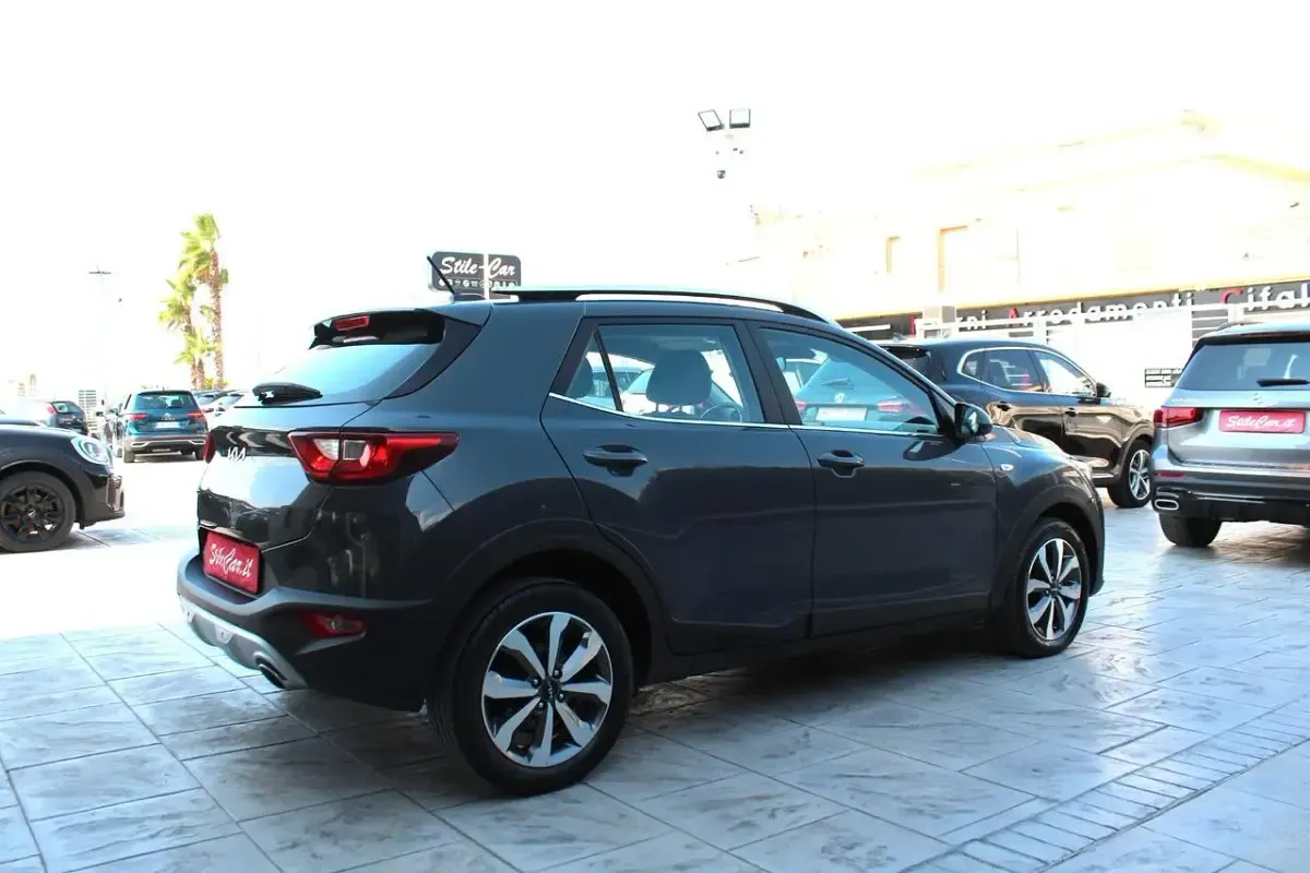 Usata Kia Stonic Style 101 CV (74 kW) 2022 Grigio SUV