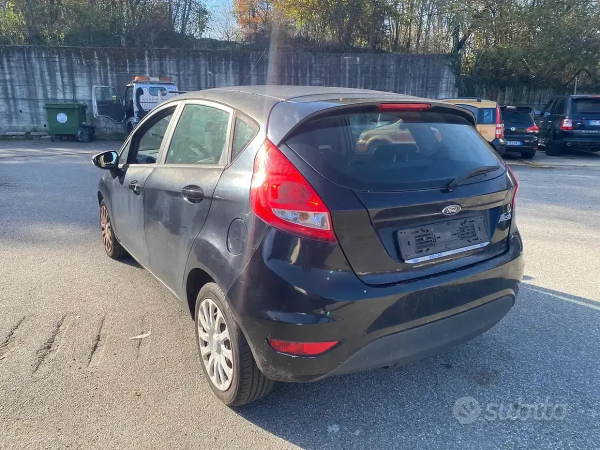 Usata Ford Fiesta 75 CV (55 kW) 2011 Bianco Monovolume