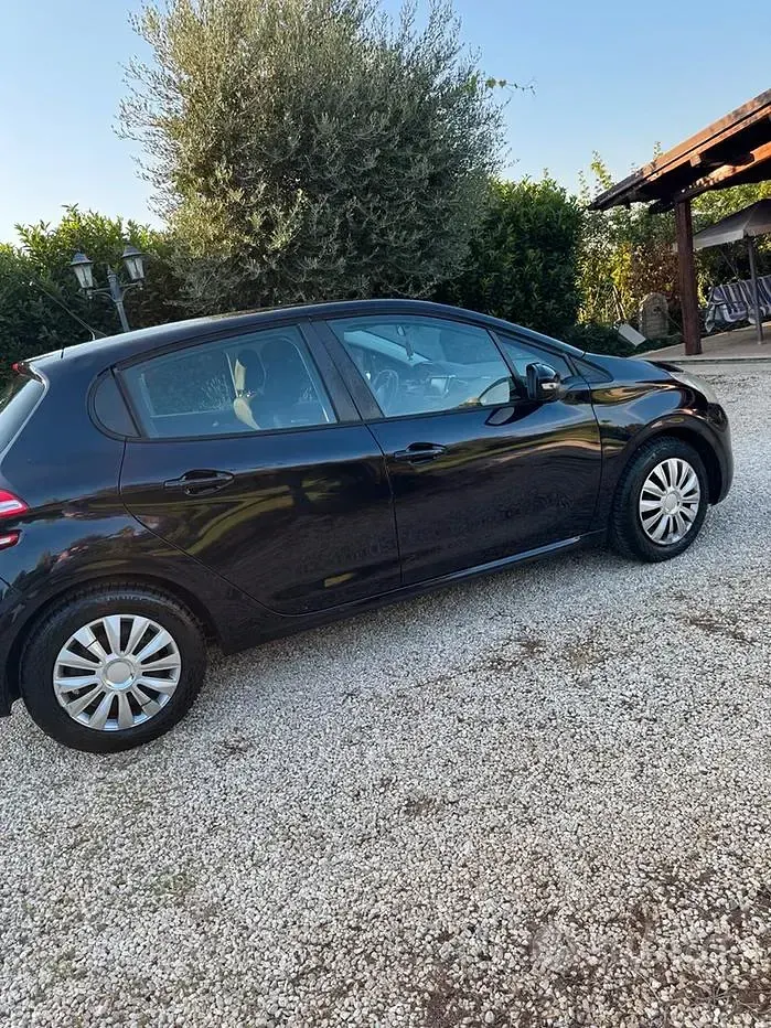 Usata Peugeot 208 Active 68 CV (50 kW) 2014 Bluazzurro Utilitaria