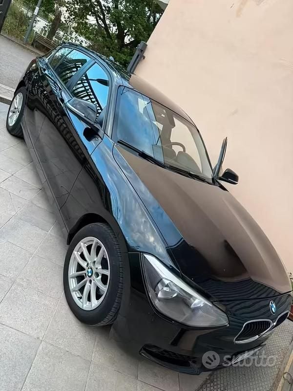 Begagnad BMW 118 2013 Svart Halvkombi