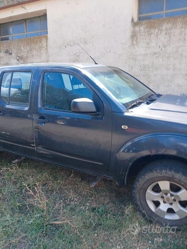 Usata Nissan Navara 190 CV (139 kW) 2006 Grigio Pick-up