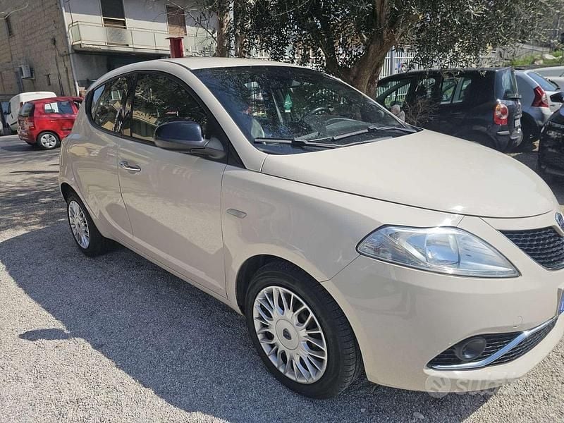 Usata Lancia Ypsilon Gold 69 CV (50 kW) 2016 Beige Utilitaria