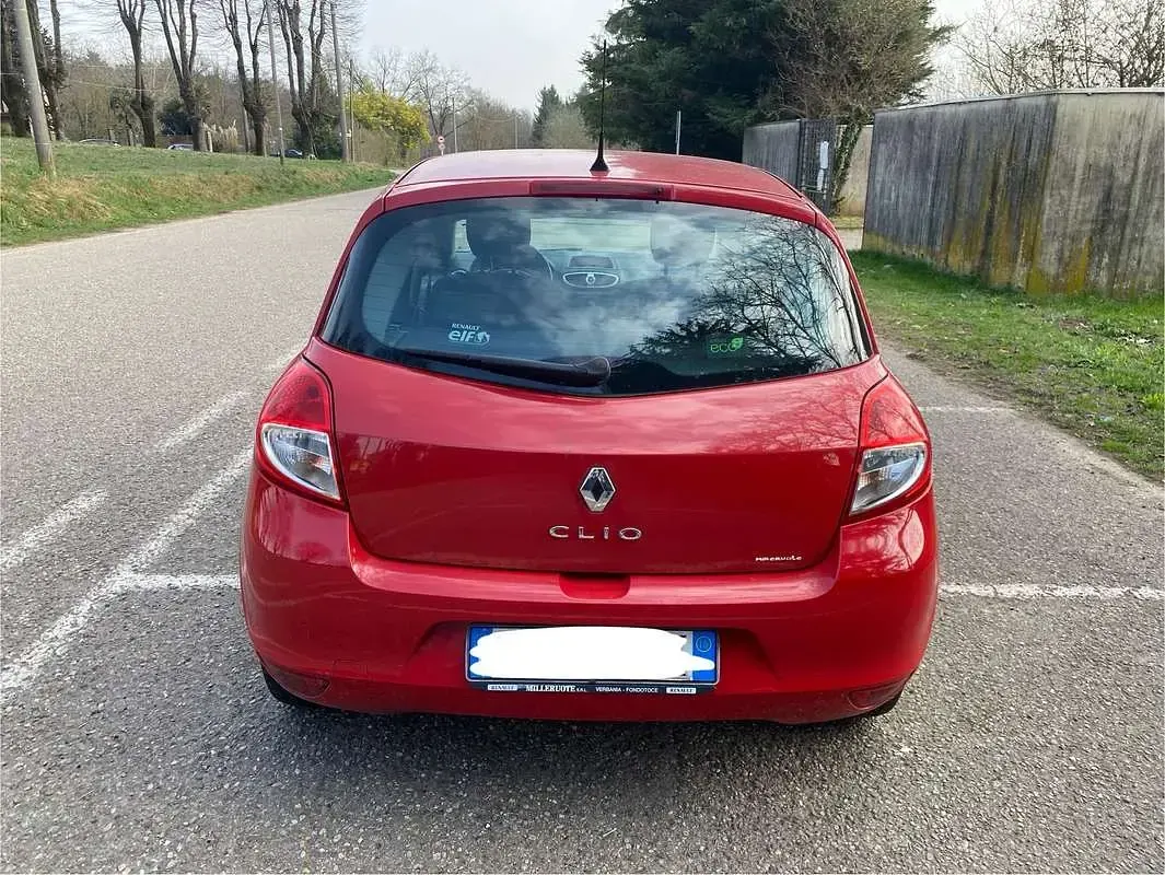Usata Renault Clio II Privilege 75 CV (55 kW) 2010 Rosso Berlina