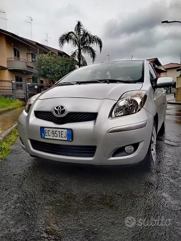 Usata Toyota Yaris Sol 101 CV (74 kW) 2010 Grigio Utilitaria