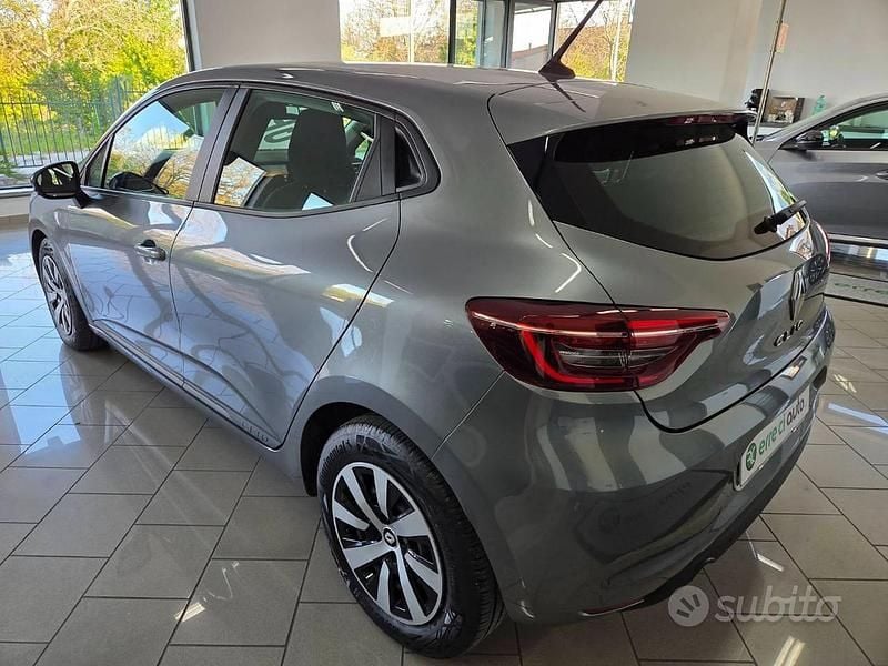 Usata Renault Clio V Equilibre 101 CV (74 kW) 2023 Grigio Berlina