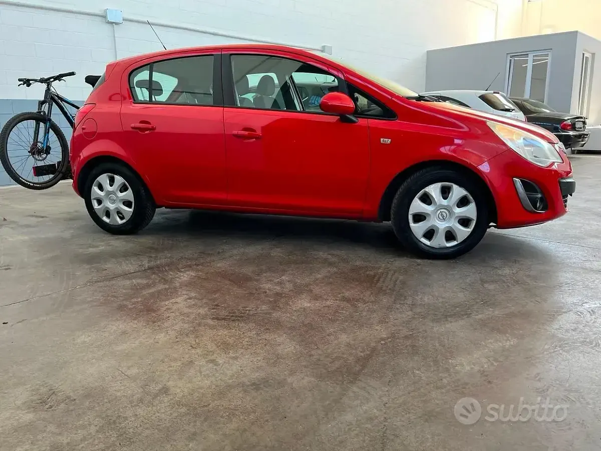 Usata Opel Corsa Edition 85 CV (62 kW) 2013 Rosso Utilitaria