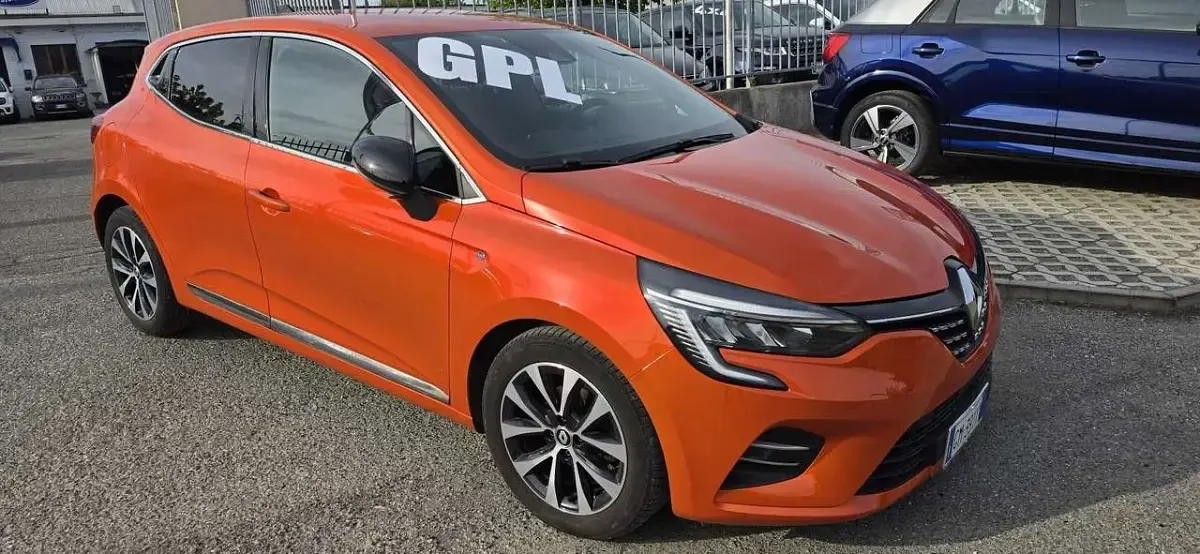 Usata Renault Clio V Techno 101 CV (74 kW) 2023 Arancione Berlina