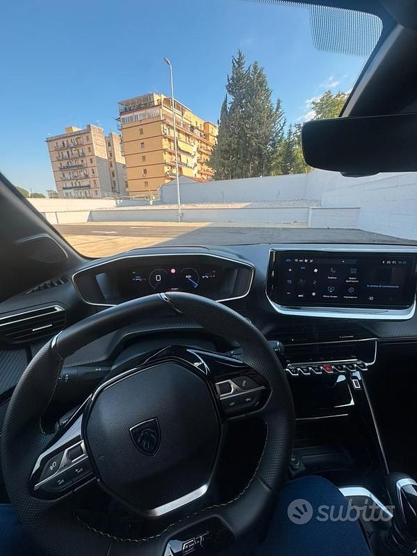 Usata Peugeot 208 GT 101 CV (74 kW) 2025 Nero Utilitaria