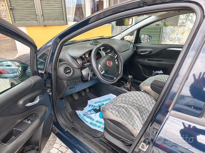 Usata Fiat Punto Young 77 CV (56 kW) 2016 Blu Utilitaria