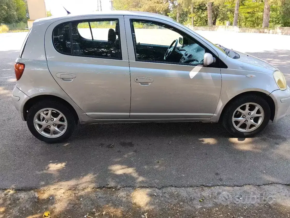 Usata Toyota Yaris 65 CV (47 kW) 2005 Grigio Berlina
