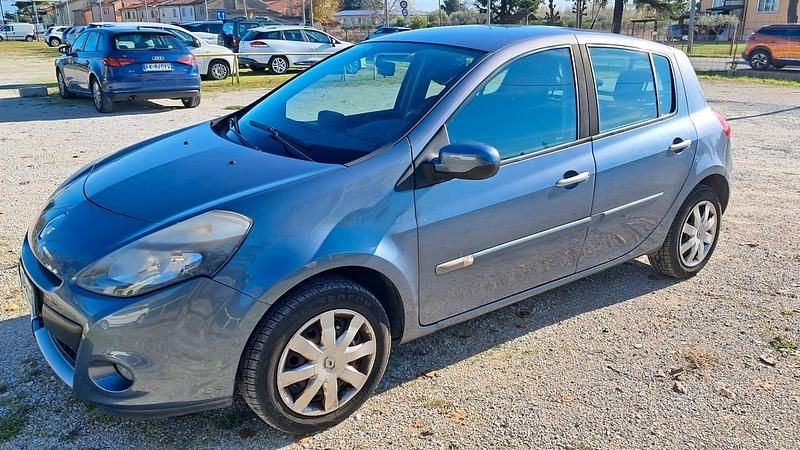 Grigio Usata 2010 Renault Clio II Dynamique Tre volumi | 3500 € (Buon prezzo) - Immagine 1/4