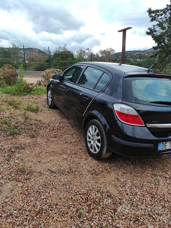Usata Opel Astra 90 CV (66 kW) 2006 Nero
