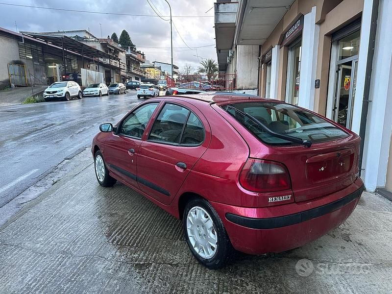 Usata Renault Mégane 97 CV (71 kW) 1999 Rosso Berlina
