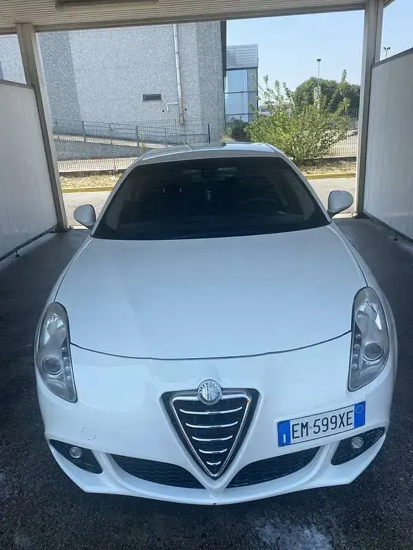 Usata Alfa Romeo Giulietta Exclusive 140 CV (102 kW) 2012 Bianco Utilitaria