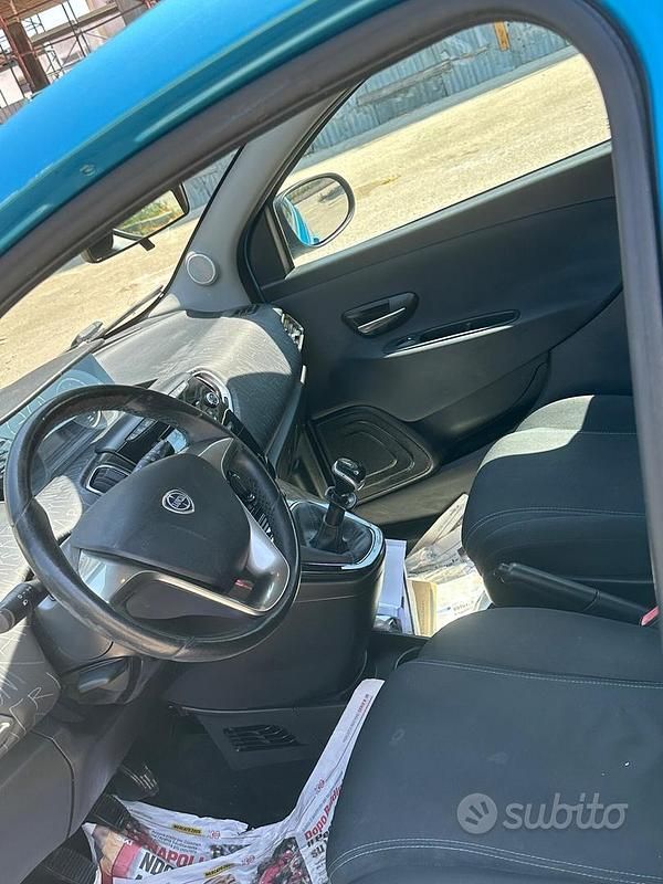 Usata Lancia Ypsilon 85 CV (62 kW) 2014 Blu Utilitaria