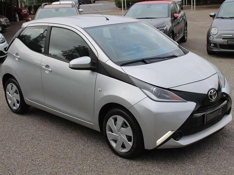 Argento Usata 2016 Toyota Aygo X-clusiv Due volumi | 8099 € (Buon prezzo) - Immagine 1/4
