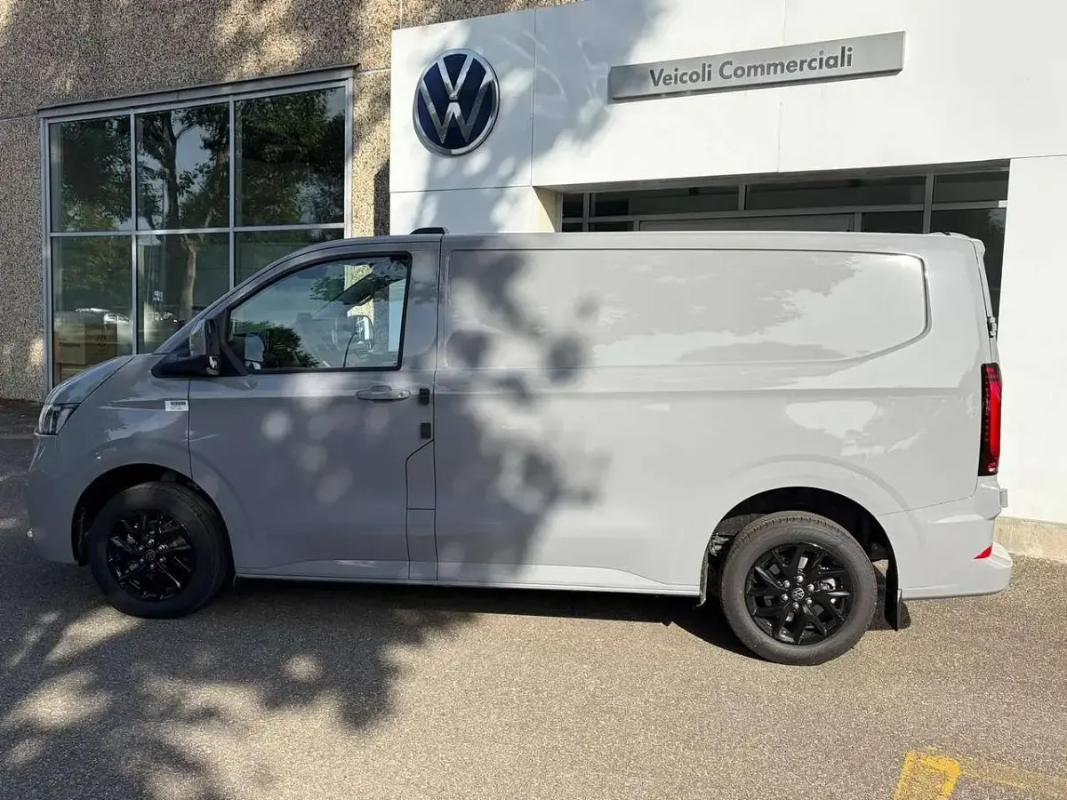 Nuova VW T7 150 CV (110 kW) 2026 Stone grey Furgone