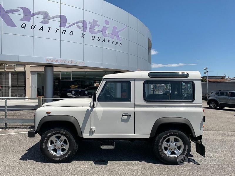 Usado Land Rover Defender 122 CV (89 kW) 2008 Blanco Familiar