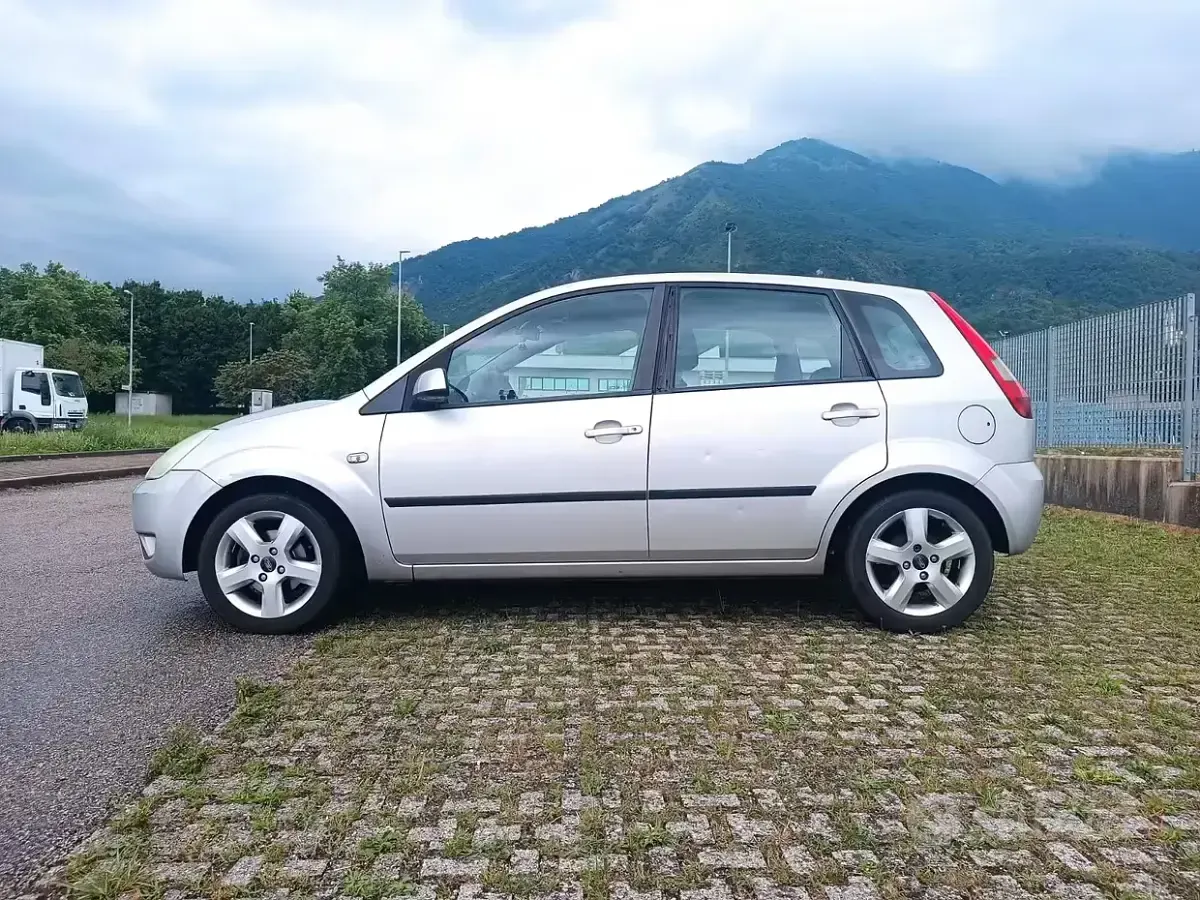 Usata Ford Fiesta 68 CV (50 kW) 2005 Utilitaria