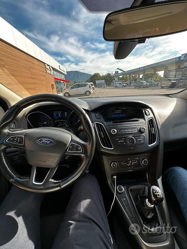 Käytetty Ford Focus 120 HP (88 kW) 2016 Harmaa Sedan