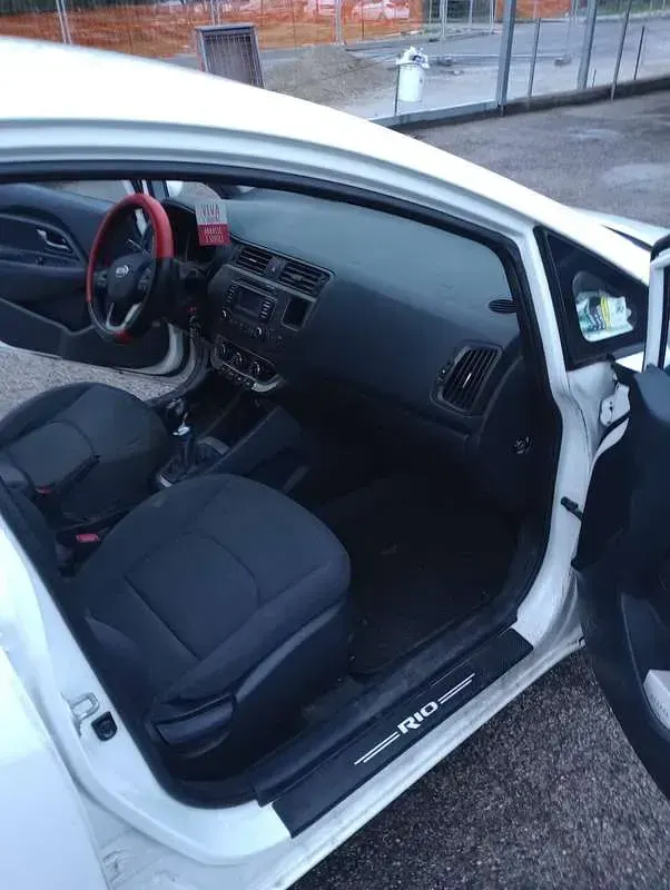 Usata Kia Rio Active 75 CV (55 kW) 2013 Bianco Berlina