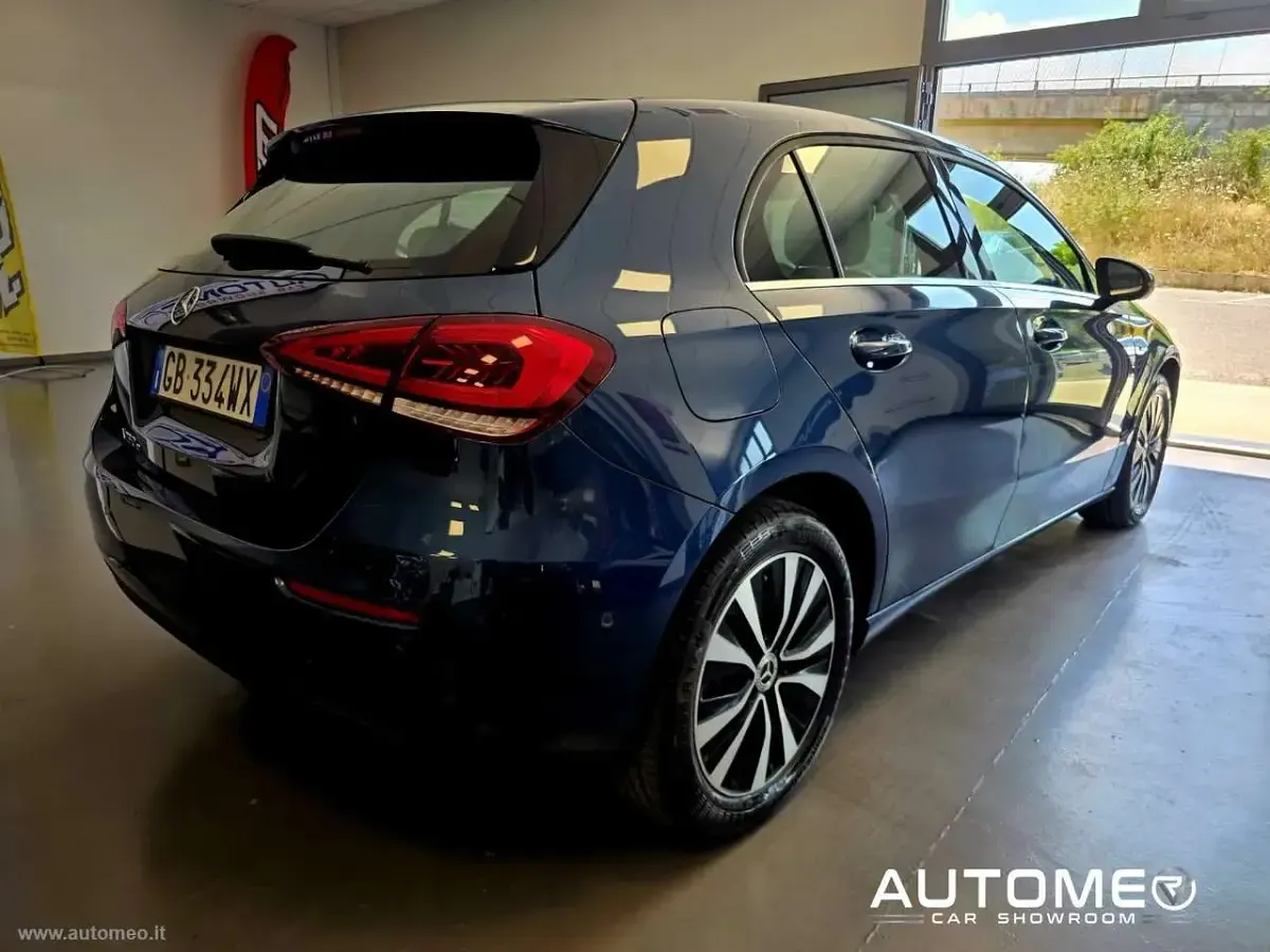 Usata Mercedes A180 Business 160 CV (117 kW) 2020 Blu/azzurro Berlina