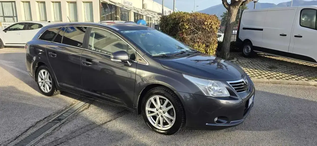 Usata Toyota Avensis Plus 150 CV (110 kW) 2011 Grigio chiaro Station wagon