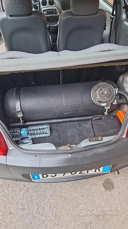 Usata Ford Ka 60 CV (44 kW) 2000 Grigio Utilitaria