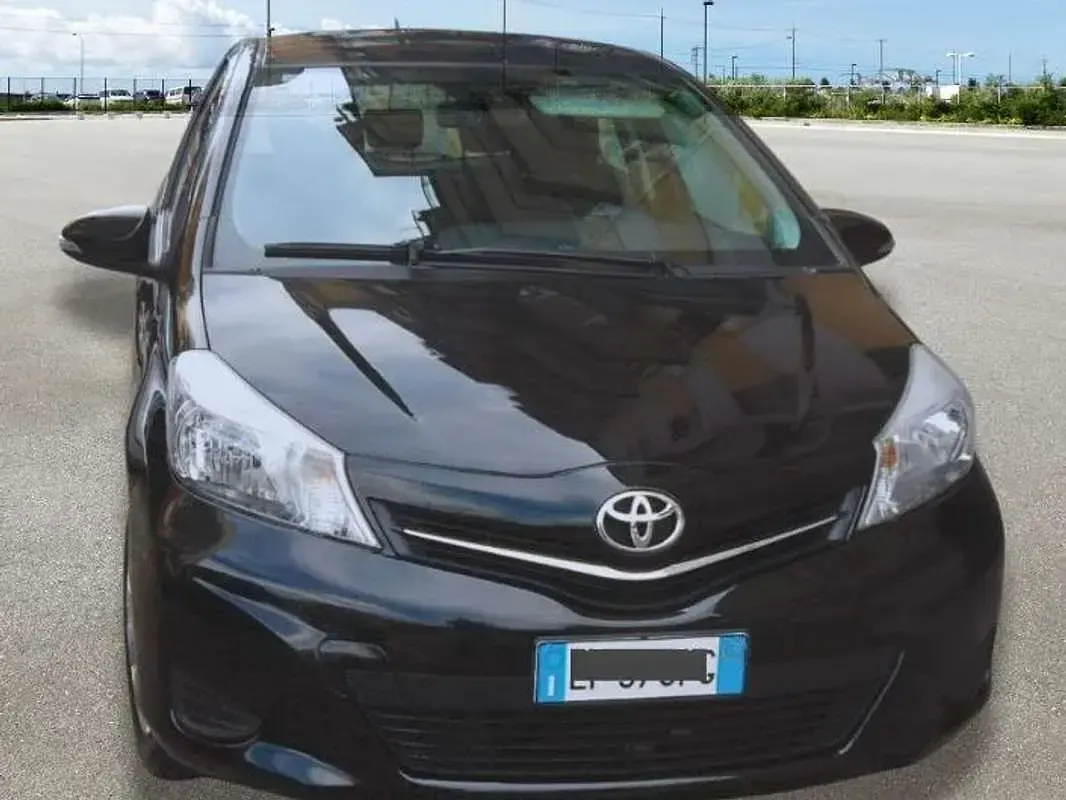 Begagnad Toyota Yaris Active 69 HK (50 kW) 2012 Svart Halvkombi