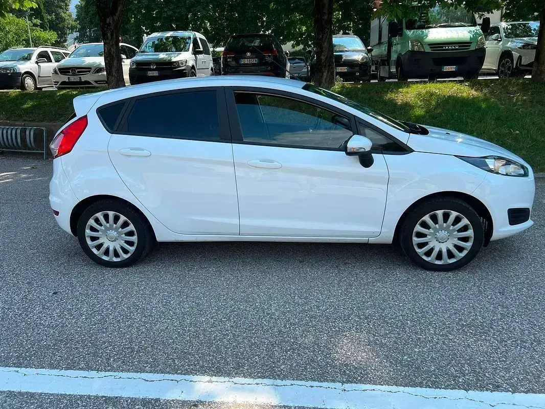 Usata Ford Fiesta 82 CV (60 kW) 2014 Bianco Utilitaria
