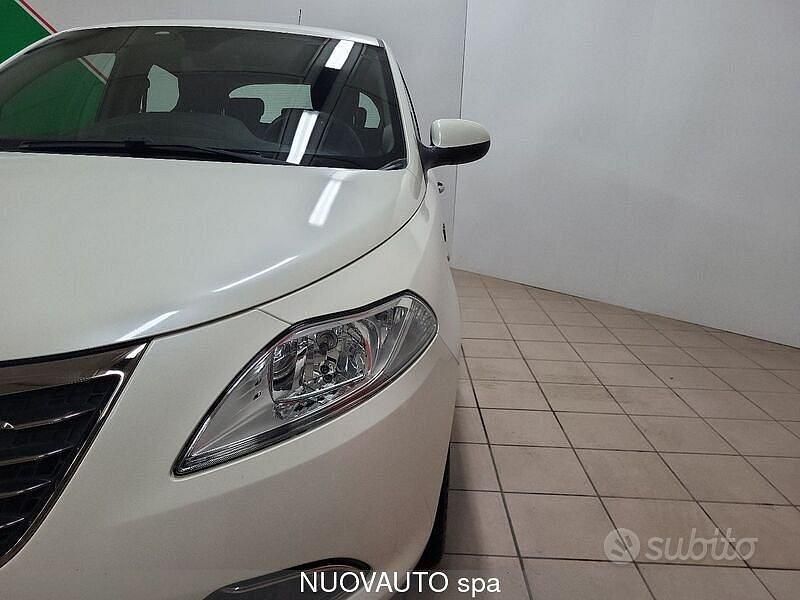 Usata Lancia Ypsilon 69 CV (50 kW) 2015 Bianco Utilitaria
