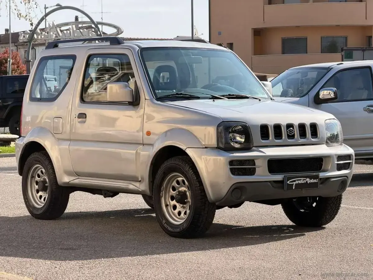 Usata Suzuki Jimny 84 CV (61 kW) 2011 Grigio SUV