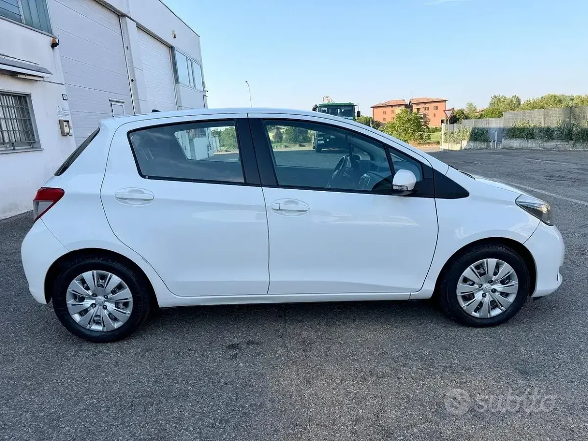 Usata Toyota Yaris Lounge 69 CV (50 kW) 2012 Bianco Utilitaria