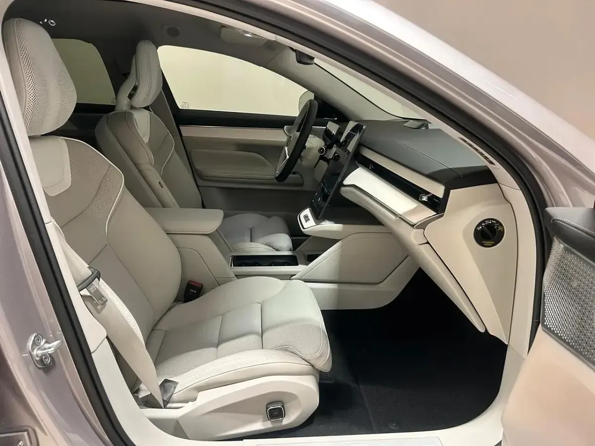 Nuova Volvo ES90 Ultra 244 kW (333 CV) 2026 Argento Berlina