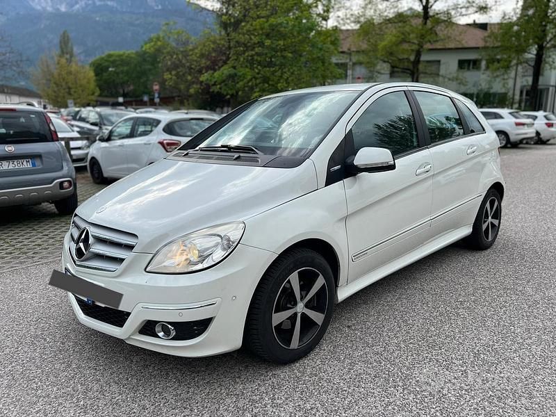 Usata Mercedes A180 Avantgarde 116 CV (85 kW) 2011 Bianco Utilitaria