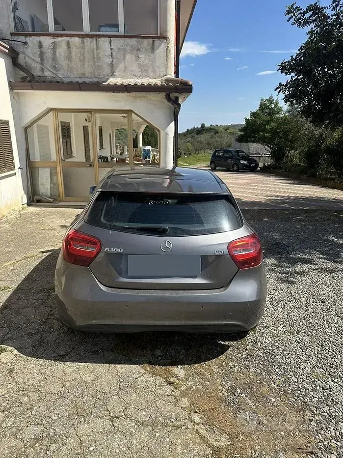 Usata Mercedes A180 109 CV (80 kW) 2014 Grigio Berlina