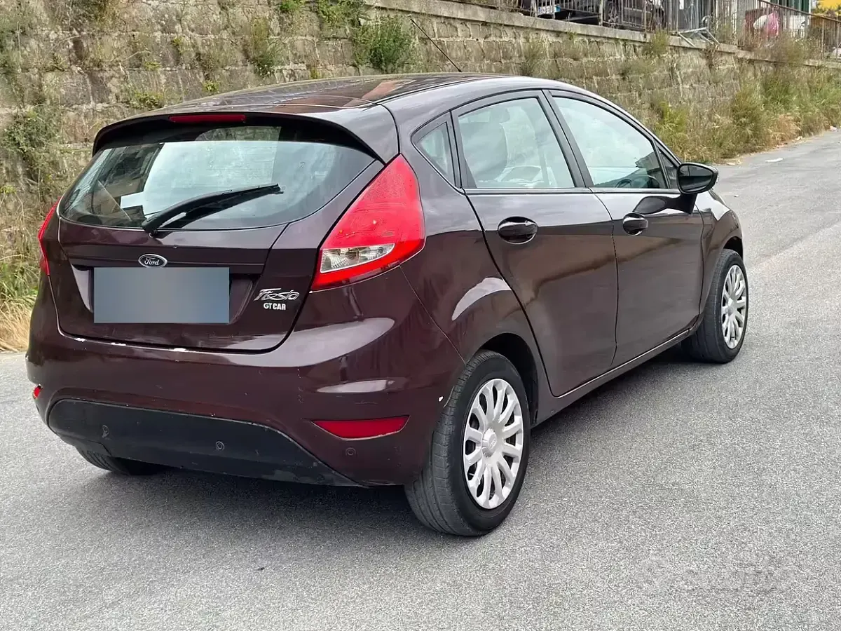 Usata Ford Fiesta 96 CV (70 kW) 2009 Marrone Berlina
