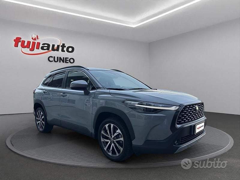 Usata Toyota Corolla Cross Trend 140 CV (102 kW) 2025 Cement grey SUV