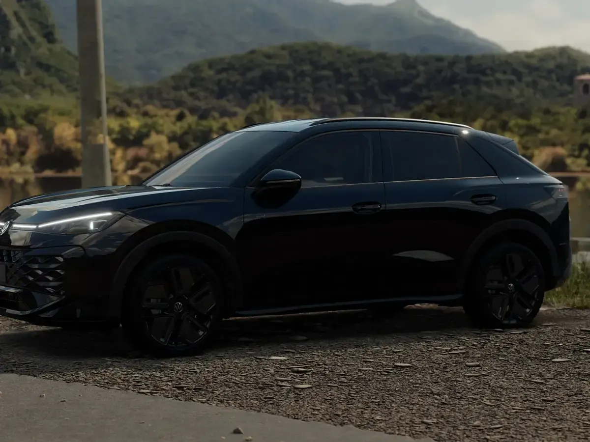 Nuova VW T-Roc R-line 150 CV (110 kW) 2026 Grenadill black metallizzato SUV