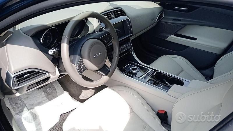 Usata Jaguar XE Prestige 180 CV (132 kW) 2016 Blu Berlina
