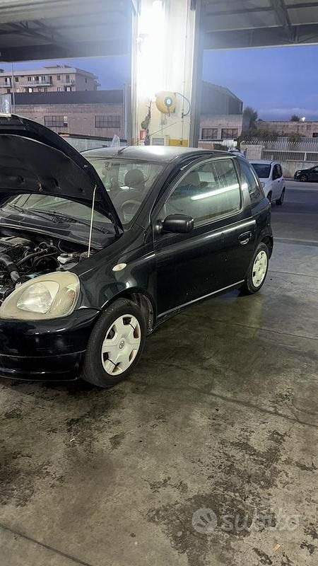 Usata Toyota Yaris 2002 Nero Utilitaria